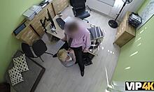 Vip4k dulce nena da mariquita para perforar a un agente de préstamos travieso