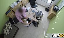 Vip4k dulce nena da mariquita para perforar a un agente de préstamos travieso