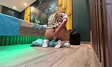 padrastro pervertido mira furtivamente a su hijastra masturbandose y no se aguanta las ganas de meterle la verga en el culo