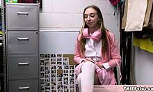 Mignonne streamer en rose chopée en train de voler, offre maintenant sa petite chatte 18+ au vigile du centre.