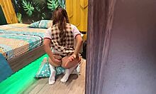 padrastro pervertido mira furtivamente a su hijastra masturbandose y no se aguanta las ganas de meterle la verga en el culo