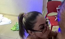 loira gostosa doing deep throat at the motel with passion