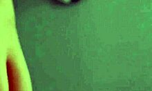 Gal solo frotte sa chatte mouillée aux jouets jusqu'à l'orgasme