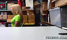 สาวบลอนด์สวยวัยรุ่น 18+ เล่นตัวเองในออฟฟิศ ตำรวจเห็นเข้า