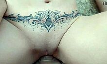 A mulher do meu patrão sentando gostoso no meu pau essa coroa é um verdadeiro tesão. Em casa, com o casal e o pauzudo.