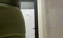 極端な公衆指マンとアナルアクション オープンで超熱い