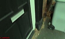 Lei toglie preservativo per sorpresa sborra dentro natalizia