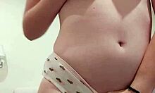 Zašto ova blijeda tinejdžerka 18+ s aparatićem zadirkuje igračkama do pravog orgazma?