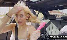 Amatør blondine flasher og onanerer i det offentlige