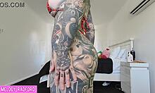 Figlarna milf mamusia pokazuje wielkie atuty w bikini haul