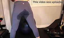 Wow, kolla det här squirting-galenskapet i yogabyxor med saftig MILF!