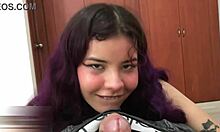 mi hermanastra me pide venirme en su cara