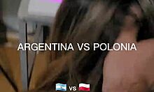 Худая арабская молодая наклоняется для догги-стиля кремпая во время матча Аргентина - Австралия Катар 2022