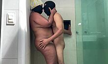 Novinho Me Pegou de Quatro no Banho