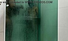 Novinho Me Pegou de Quatro no Banho