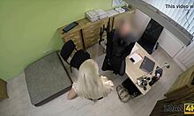 บลอนด์นมใหญ่บลานช์แลกตัวเพื่อเงินกู้ในออฟฟิศ