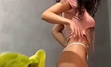 Modelo colombiana tetona y ninfomana en publico con grandes tetas