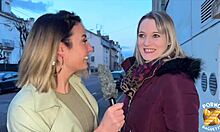 Kelly et Pam femmes aux gros seins se partagent une QUEUE