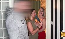 Kelly et Pam femmes aux gros seins se partagent une QUEUE