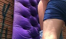 Чукам задника на омъжената в квартала с секс играчка