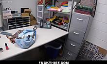 Guardia halla robo en cacheo desnudo y taladra dura a ladrona - FuckTheif