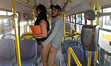 Studente scopata dentro l'autobus in pubblico con forza e senza pudore.