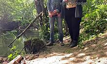 Denne modne svigermor giver en fantastisk håndjob til monsterpik, bliver våd og kommer