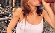 Hej, punčka, hočeš sesati in jebati v gozdu z mano?