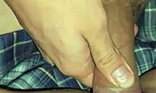 فتاة نحيفة رقيقة 18+ تعطي جسدها