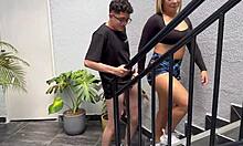 Штребер превари милф комшиницу у спољашњи и унутрашњи секс са свршавањем