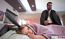 Lille kanin med ekstra lille 18+ fisse bliver boret hårdt