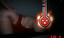 Latinská amatérka hravo pózuje na všetkých štyroch pre svojho partnera