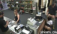 Esse casal amador mostra a ação da buceta apertada