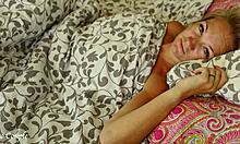 Żona patrzy ci w oczy, gdy MĄŻ LIŻE I RUCHAJĄ JĄ MOCNO w domowej akcji.