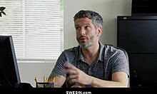 Sarışın Çift Samimi An Paylaşıyor