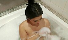 novinha safada gostosa bathes and shows off her curves in the tub