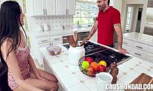 Zvídavá panenka chycena v prvním hardcore threesome s Odessa Will Pounder a Ken Feels