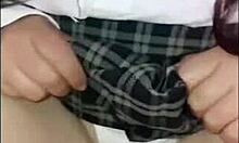 Profesora Convence a Colegiala Inocente 18+ para Sexo sin Protección en Uniforme