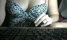 אישה זונה קרינה ולוקאס חושפים ציצים בשידור חי