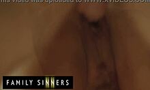 Сиськастая милф дразнит, ожидая действия