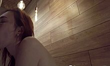 Получавам гореща свирка от мистериозна червенокоса непозната