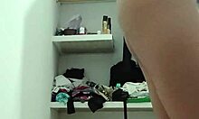 kuuma teini 18+ riisuu alasti kameran edessä opettajan katseen alla