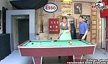 deutsche kurvige dicke titten schlampe fickt auf dem billard tisch