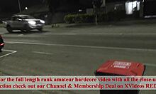 Дешевая MILF чувствует глубокий позор в публичном писании