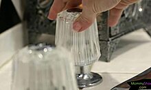 Milf elegan dapat kenikmatan oral dari remaja 18+ dalam cerita lengkap