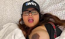 Мащехата влиза в стаята и се разголва