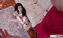 Малък проблем на Свети Валентин се превърна в hardcore чукане на тийн със срамежлива блондинка.