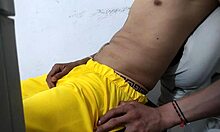 Un latino en chaleur sort sa grosse bite pour les voisins 😈