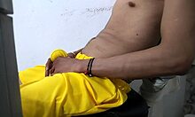 Un latino en chaleur sort sa grosse bite pour les voisins 😈