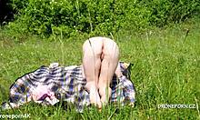 Йо, виж тази млада 18+ чешка червенокоса, която си показва хубавия задник на скрита камера! 😎